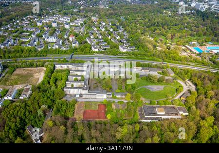 Aus der Vogelperspektive, ehemalige Polizeiakademie Polizeikaserne, offene Wiese an der Autobahn A52, hinter Hochhaus- und Wohngebäuden Stockfoto