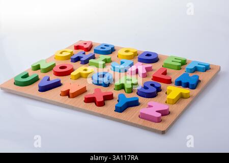 Bunte Buchstaben Bausteine an Bord auf weißem Hintergrund Stockfoto