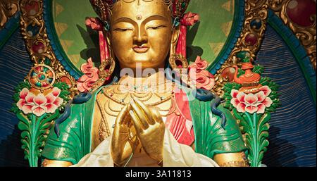 Buddha. Gompas Sind Buddhistische Altäre Oder Klöster In Der Himalaya-Region. Der Altar repräsentiert Triratna-Three Juwels-, Buddha- und Dharma-Diskussionen Stockfoto
