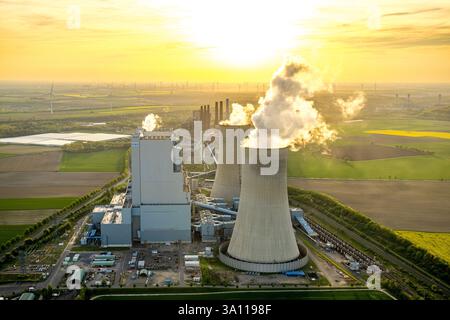 Luftaufnahme, Braunkohlekraftwerk Neurath Boa 2 und 3 der RWE Power AG im Hinterlicht, die Abendsonne über Wiesen und Feldern, hinter einer Windturbine p Stockfoto