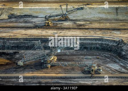 Luftaufnahme, Braunkohlebergwerk Inden der RWE Power AG, Versorgung des Kraftwerks Weisweiler, Schaufelradbagger, Rheinisches Braunkohlebergbaugebiet, in Stockfoto
