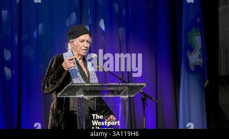 WESTPORT, CT, USA – 5. MÄRZ 2025: Connecticut First Governor’s Award for Excellence von Gouverneur Ned Lamont, der Keith Richards den „Schlüssel zum Staat“ verleiht Stockfoto