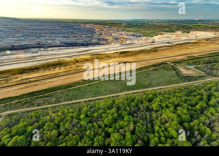 Luftaufnahme, Braunkohlebergwerk Hambacher Forst, Naturschutzgebiet Bürgewald Blatzheimer Bürge, Schaufelradbagger, Fernsicht, Buir, Kerpen, Rechts Stockfoto
