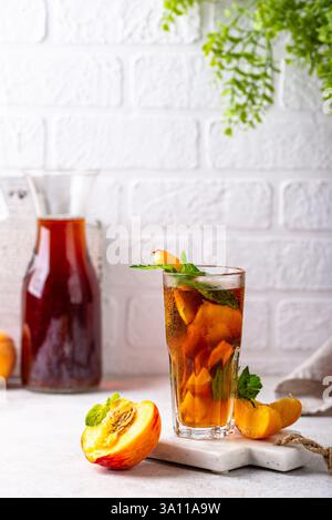 Kalter Eistee mit Pfirsich und Minze Stockfoto