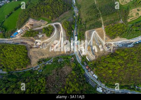 Luftaufnahme Lüdenscheid, Bauarbeiten an der Rahmedetalbrücke an der A45, Verkehrsinfrastruktur, die ersten Fundamente der Brücke p Stockfoto