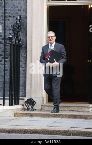 London, Großbritannien. März 2025. LONDON, ENGLAND: Der britische Premierminister Sir Keir Starmer verlässt die Downing Street 10, um am 6. März 2025 in London zu den Fragen des Premierministers im Unterhaus zu kommen. CAP/GOL © GOL/Capital Pictures Credit: Capital Pictures/Alamy Live News Stockfoto