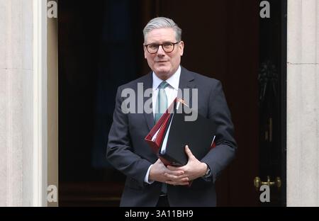London, Großbritannien. März 2025. LONDON, ENGLAND: Der britische Premierminister Sir Keir Starmer verlässt die Downing Street 10, um am 6. März 2025 in London zu den Fragen des Premierministers im Unterhaus zu kommen. CAP/GOL © GOL/Capital Pictures Credit: Capital Pictures/Alamy Live News Stockfoto