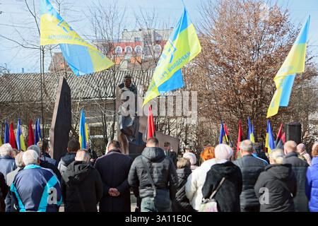 Nicht exklusiv: Mitglieder der Öffentlichkeit nehmen an der Versammlung zum 75. Todestag von Roman Shukhevych Teil, einem ukrainischen Poli des 20. Jahrhunderts Stockfoto
