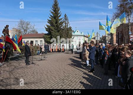 Nicht exklusiv: Mitglieder der Öffentlichkeit nehmen an der Versammlung zum 75. Todestag von Roman Shukhevych Teil, einem ukrainischen Poli des 20. Jahrhunderts Stockfoto