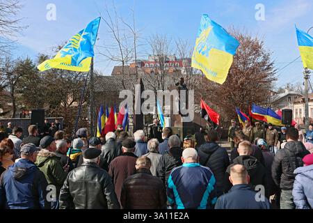 Nicht exklusiv: Mitglieder der Öffentlichkeit nehmen an der Versammlung zum 75. Todestag von Roman Shukhevych Teil, einem ukrainischen Poli des 20. Jahrhunderts Stockfoto