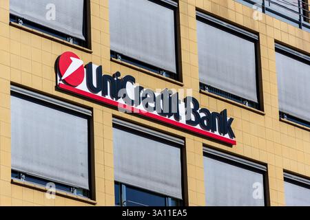 Logo des Bankunternehmens UniCredit Group am Hauptsitz am 5. März 2025 in Prag, Tschechische Republik. Stockfoto