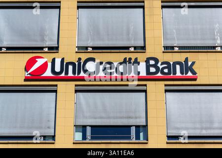Logo des Bankunternehmens UniCredit Group am Hauptsitz am 5. März 2025 in Prag, Tschechische Republik. Stockfoto