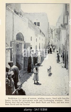 Bethlehem ist ein Labyrinth aus engen, verwinkelten Gassen, gesäumt von kastenartigen Häusern mit flachen, grasbewachsenen Dächern und überhängenden Fenstern. Hier starb Rachel und wurde begraben; hier wohnten Ruth und Boaz, und hier wurden David und der Erlöser aus dem Heiligen Land und Syrien geboren von Carpenter, Frank G. (Frank George), 1855-1924 veröffentlicht Garden City, N. Y., Doubleday, Page & Company 1922 Stockfoto