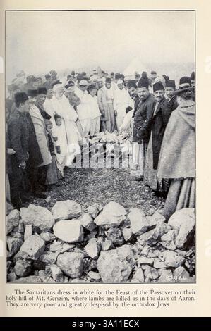 Die Samariter kleiden sich in weiß für das Passahfest auf ihrem heiligen Hügel Mt. Gerizim. Wo Lämmer getötet werden, wie in Aarons Zeiten. Sie sind sehr Arm und sehr verachtet von den orthodoxen Juden aus dem Heiligen Land und Syrien von Carpenter, Frank G. (Frank George), 1855-1924 veröffentlicht Garden City, N. Y., Doubleday, Page & Company 1922 Stockfoto