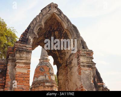 Wat Phra RAM Ayutthayas antike Tempel und berühmte Wahrzeichen, mit komplizierter Architektur, historischen Ruinen und kulturellem Erbe in ruhigem geldautomaten Stockfoto