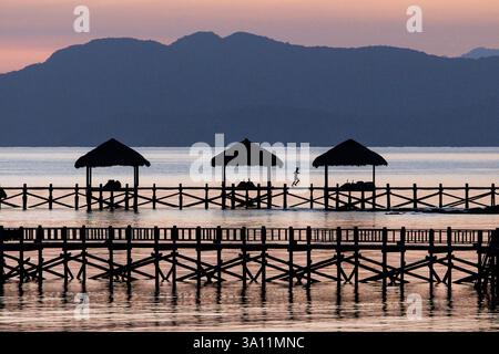 Blick auf Seraja Kecil, auch bekannt als Seraya, vor der Küste von Labuan Bajo, Indonesien. Die Insel ist die Heimat des Sudamala Seraya Resort Komodo Islands. Stockfoto