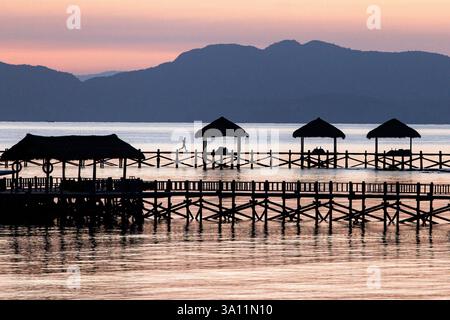 Blick auf Seraja Kecil, auch bekannt als Seraya, vor der Küste von Labuan Bajo, Indonesien. Die Insel ist die Heimat des Sudamala Seraya Resort Komodo Islands. Stockfoto