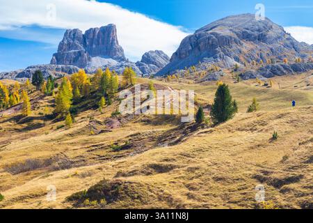 Blick auf die Gipfel Averau und Croda Negra vom Passo Falzarego im Herbst. Dolomiten, Cortina d'Ampezzo, Provinz Belluno, Bezirk Veneto, Italien. Stockfoto