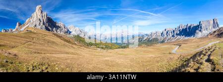 Panoramablick auf Lastoi de formin und Ponta dei Lastoi vom Passo Giau aus. Dolomiten, San Vito di Cadore, Provinz Belluno, Venetien, Italien. Stockfoto