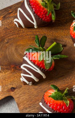 Hausgemachte Erdbeeren mit Schokoladenüberzug zum Valentinstag Stockfoto