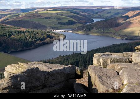 Blick vom Bamford Edge mit Felsen im Vordergrund Stockfoto