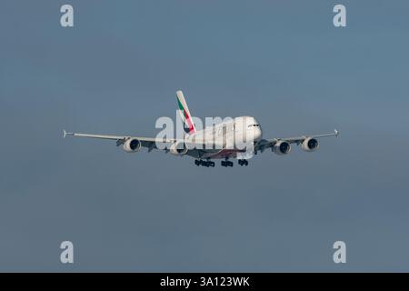 Zürich, Schweiz, 14. Januar 2024 A6-EUA Emirates Airbus A380-861 landet auf Landebahn 14 Stockfoto