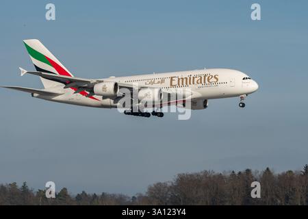 Zürich, Schweiz, 14. Januar 2024 A6-EUA Emirates Airbus A380-861 landet auf Landebahn 14 Stockfoto