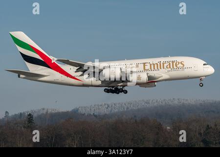 Zürich, Schweiz, 14. Januar 2024 A6-EUA Emirates Airbus A380-861 landet auf Landebahn 14 Stockfoto