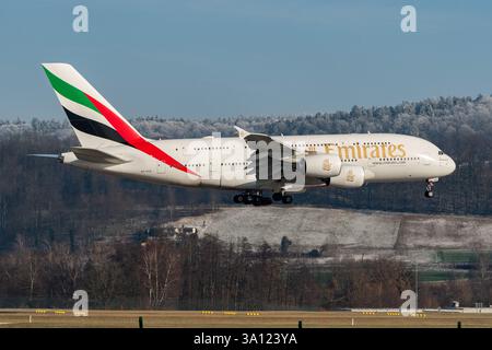 Zürich, Schweiz, 14. Januar 2024 A6-EUA Emirates Airbus A380-861 landet auf Landebahn 14 Stockfoto