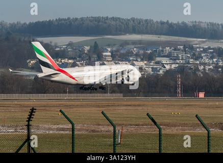 Zürich, Schweiz, 14. Januar 2024 A6-EUA Emirates Airbus A380-861 landet auf Landebahn 14 Stockfoto