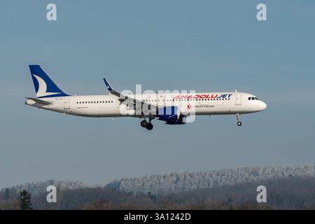 Zürich, Schweiz, 14. Januar 2024 TC-LTT Anadolu Airbus A321-271NX landet auf Landebahn 14 Stockfoto