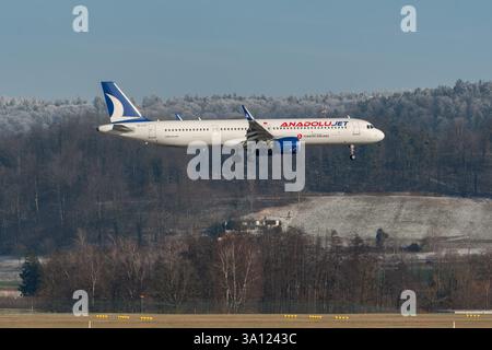 Zürich, Schweiz, 14. Januar 2024 TC-LTT Anadolu Airbus A321-271NX landet auf Landebahn 14 Stockfoto