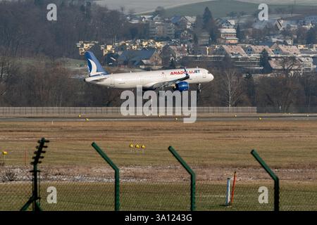 Zürich, Schweiz, 14. Januar 2024 TC-LTT Anadolu Airbus A321-271NX landet auf Landebahn 14 Stockfoto