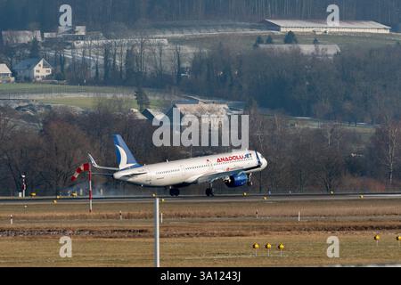 Zürich, Schweiz, 14. Januar 2024 TC-LTT Anadolu Airbus A321-271NX landet auf Landebahn 14 Stockfoto