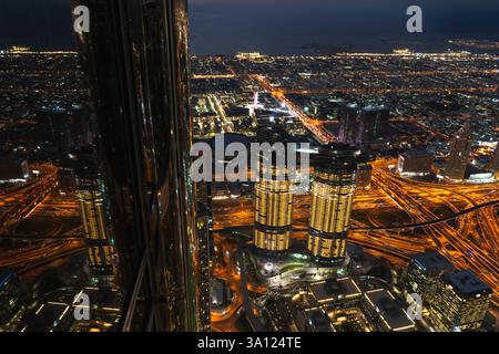 Dubais Stadtbild bei Nacht – Ein atemberaubendes urbanes Leuchten in der Wüste Stockfoto