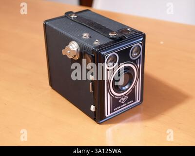 Agfa (Synchro) Box 50 ist eine robuste, einfache Kamera. Er machte 6 x 9 cm Belichtungen auf 120 Filmen. Mit der Synchronversion kann der Blitz der Agfa Clibo-Glühlampe verwendet werden. Stockfoto