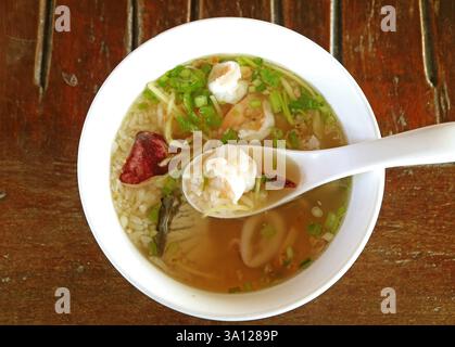 Eine Schüssel köstlicher chinesischer Fisch- und Meeresfrüchte-Reisbrei Stockfoto
