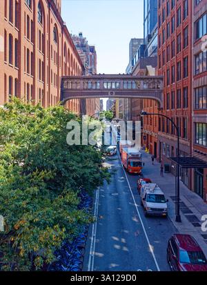 West 18th Street Skybridge verband einst die Nabisco-Fabrik mit Büros. Fotografiert unter trübem Himmel, vom High Line Park in Chelsea. Stockfoto