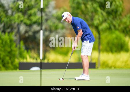 Bangkok, Thailand. März 2025. Paul Scholes sah Action während seines Singles-Spiels am zweiten Tag des Reignwood Icons of Football Turniers in Bangkok im Robinswood Golf Club. Quelle: SOPA Images Limited/Alamy Live News Stockfoto