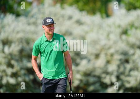 Bangkok, Thailand. März 2025. Nemanja Vidic sah Action während seines Singles-Spiels am zweiten Tag des Reignwood Icons of Football Turniers in Bangkok im Robinswood Golf Club. Quelle: SOPA Images Limited/Alamy Live News Stockfoto