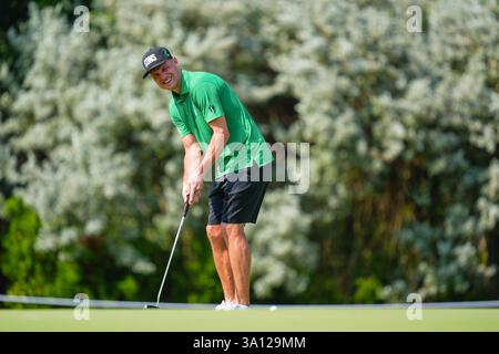 Bangkok, Thailand. März 2025. Nemanja Vidic sah Action während seines Singles-Spiels am zweiten Tag des Reignwood Icons of Football Turniers in Bangkok im Robinswood Golf Club. Quelle: SOPA Images Limited/Alamy Live News Stockfoto