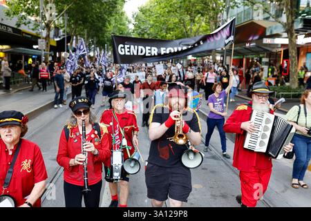 Demonstranten spielen Musikinstrumente, während sie während der Kundgebung zum Internationalen Frauentag marschieren. Die Kundgebung zum Internationalen Frauentag 2025 in der State Library of Victoria bringt Hunderte von Menschen zusammen, die sich für die Gleichstellung der Geschlechter, Gerechtigkeit und ein Ende der geschlechtsspezifischen Gewalt einsetzen. Der Internationale Frauentag, der erstmals 1911 gefeiert wurde, würdigt die Errungenschaften und Kämpfe von Frauen weltweit. In Melbourne ist der Tag seit langem von Kundgebungen geprägt, bei denen Hunderte sich versammeln, um Frauenrechte, Gleichberechtigung am Arbeitsplatz und soziale Gerechtigkeit zu fordern, und die verschiedene Stimmen im Kampf für einen dauerhaften Wandel vereinen. Stockfoto