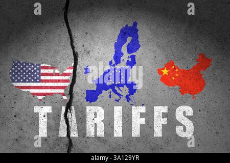 Flaggenkarte der USA, der EU und Chinas auf gerissener Wand gemalt. China, Europa Union und Vereinigte Staaten von Amerika Handels- und Zollkrieg. Stockfoto