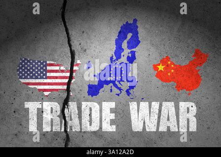 Flaggenkarte der USA, der EU und Chinas auf gerissener Wand gemalt. China, Europa Union und Vereinigte Staaten von Amerika Handels- und Zollkrieg. Stockfoto