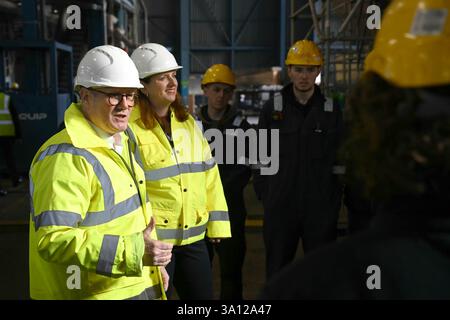 Premierminister Sir Keir Starmer und Labour-Abgeordneter für Birkenhead Alison McGovern sprechen bei einem Besuch der Werft des Unternehmens in Birkenhead, Liverpool, mit den Auszubildenden von Cammell Laird. Die britische Regierung hat mit einer anglo-amerikanischen Verteidigungsfirma ein Abkommen unterzeichnet, um die ukrainischen Streitkräfte mit fortschrittlicheren Angriffsdrohnen auszustatten, um die russische Aggression im Schwarzen Meer zu bekämpfen, teilte das Verteidigungsministerium mit. Bilddatum: Donnerstag, 6. März 2025. Stockfoto