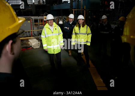 Premierminister Sir Keir Starmer und Labour-Abgeordneter für Birkenhead Alison McGovern sprechen bei einem Besuch der Werft des Unternehmens in Birkenhead, Liverpool, mit den Auszubildenden von Cammell Laird. Die britische Regierung hat mit einer anglo-amerikanischen Verteidigungsfirma ein Abkommen unterzeichnet, um die ukrainischen Streitkräfte mit fortschrittlicheren Angriffsdrohnen auszustatten, um die russische Aggression im Schwarzen Meer zu bekämpfen, teilte das Verteidigungsministerium mit. Bilddatum: Donnerstag, 6. März 2025. Stockfoto