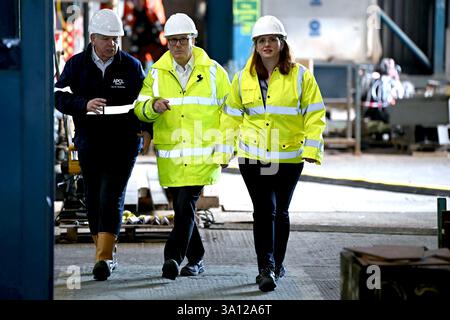 Premierminister Sir Keir Starmer (Mitte) spaziert mit Cammel Lairds Chief Executive Officer David McGinley (links) und Labour-Abgeordneter von Birkenhead Alison McGovern (rechts) bei einem Besuch der Werft von Cammell Laird in Birkenhead, Liverpool, durch eine Bauhalle. Die britische Regierung hat mit einer anglo-amerikanischen Verteidigungsfirma ein Abkommen unterzeichnet, um die ukrainischen Streitkräfte mit fortschrittlicheren Angriffsdrohnen auszustatten, um die russische Aggression im Schwarzen Meer zu bekämpfen, teilte das Verteidigungsministerium mit. Bilddatum: Donnerstag, 6. März 2025. Stockfoto