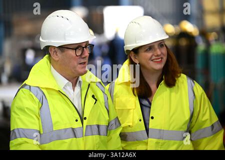 Premierminister Sir Keir Starmer und Labour-Abgeordneter für Birkenhead Alison McGovern sprechen mit Mitarbeitern von Cammell Laird während eines Besuchs in der Werft des Unternehmens in Birkenhead, Liverpool. Die britische Regierung hat mit einer anglo-amerikanischen Verteidigungsfirma ein Abkommen unterzeichnet, um die ukrainischen Streitkräfte mit fortschrittlicheren Angriffsdrohnen auszustatten, um die russische Aggression im Schwarzen Meer zu bekämpfen, teilte das Verteidigungsministerium mit. Bilddatum: Donnerstag, 6. März 2025. Stockfoto
