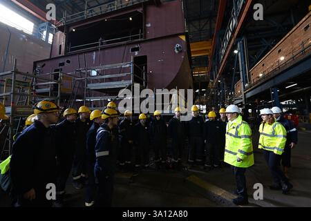 Premierminister Sir Keir Starmer und Labour-Abgeordneter für Birkenhead Alison McGovern sprechen bei einem Besuch der Werft des Unternehmens in Birkenhead, Liverpool, mit den Auszubildenden von Cammell Laird. Die britische Regierung hat mit einer anglo-amerikanischen Verteidigungsfirma ein Abkommen unterzeichnet, um die ukrainischen Streitkräfte mit fortschrittlicheren Angriffsdrohnen auszustatten, um die russische Aggression im Schwarzen Meer zu bekämpfen, teilte das Verteidigungsministerium mit. Bilddatum: Donnerstag, 6. März 2025. Stockfoto