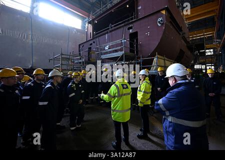 Premierminister Sir Keir Starmer und Labour-Abgeordneter für Birkenhead Alison McGovern sprechen bei einem Besuch der Werft des Unternehmens in Birkenhead, Liverpool, mit den Auszubildenden von Cammell Laird. Die britische Regierung hat mit einer anglo-amerikanischen Verteidigungsfirma ein Abkommen unterzeichnet, um die ukrainischen Streitkräfte mit fortschrittlicheren Angriffsdrohnen auszustatten, um die russische Aggression im Schwarzen Meer zu bekämpfen, teilte das Verteidigungsministerium mit. Bilddatum: Donnerstag, 6. März 2025. Stockfoto